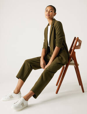 marksandspencer_SS23_T59_4532J_zerzejovy volny blejzr_khaki_2199Kc_T59_1160T_zerzejove mirne zuzene kotnikove kalhoty_khaki_1299Kc_modelka.jpg